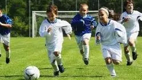 杨幂单手拎箱获赞力大无穷